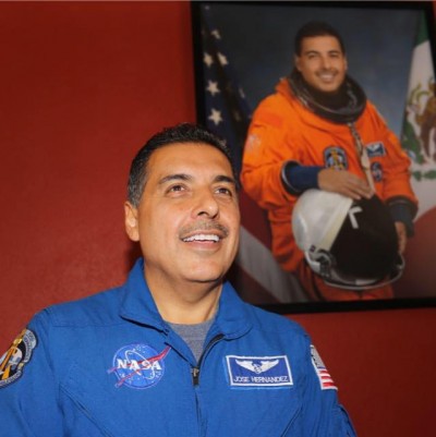 Foto del Dr. José Hernández Moreno (Astronauta estadounidense-mexicano)