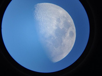 La Luna de día desde el telescopio del planetario
